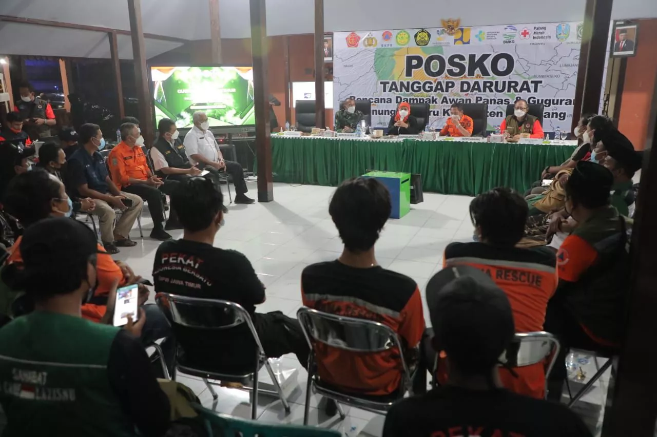 Temui Relawan Erupsi Semeru, Gubernur Khofifah: Gravitasi Kemanusiaan Luar Biasa