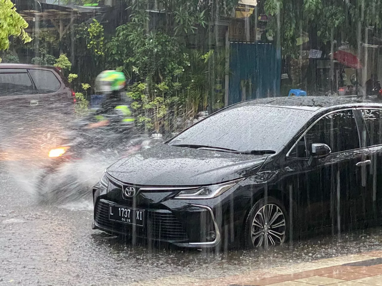Hujan di Surabaya, Rumah Masa Kecil Mensos Risma Tergenang