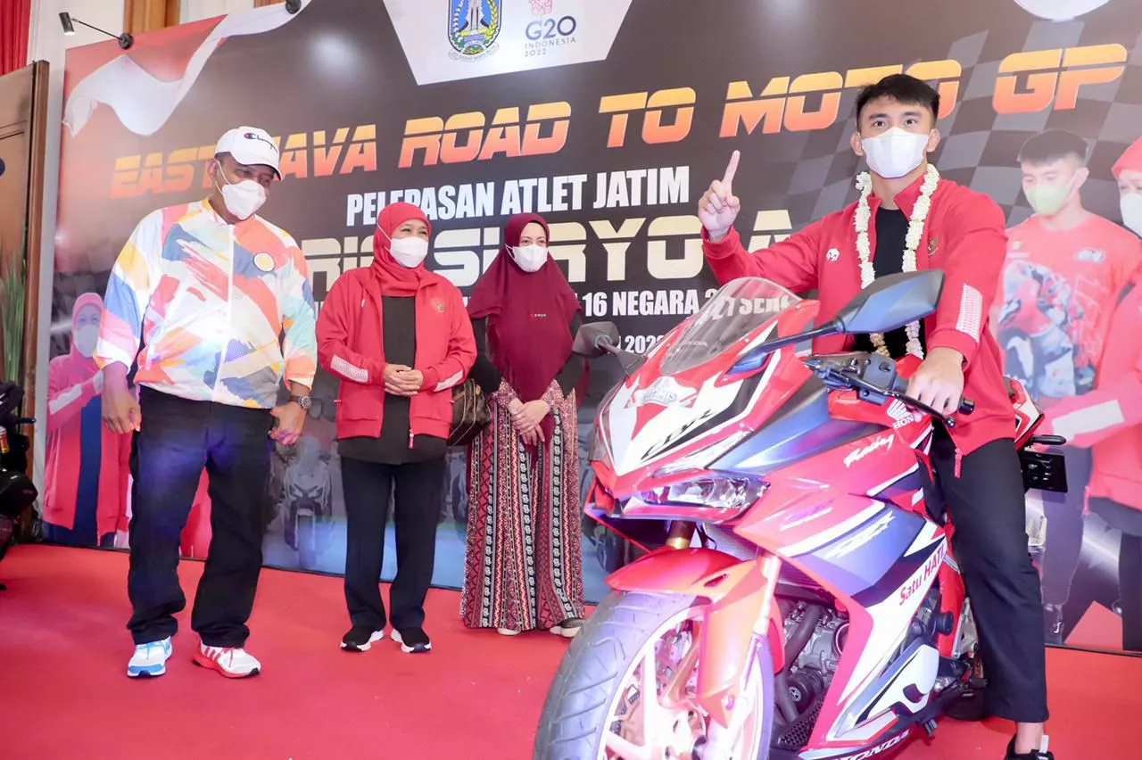 Lepas Pembalap Moto3 GP Mario, Gubernur Khofifah: Doa Kami Mengiringi