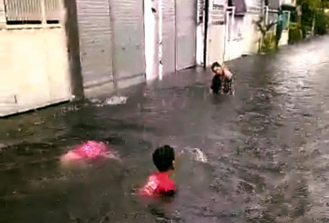 Surabaya Banjir Lagi, Warga: Halo Pak Eri Cahyadi Apa Kabar?
