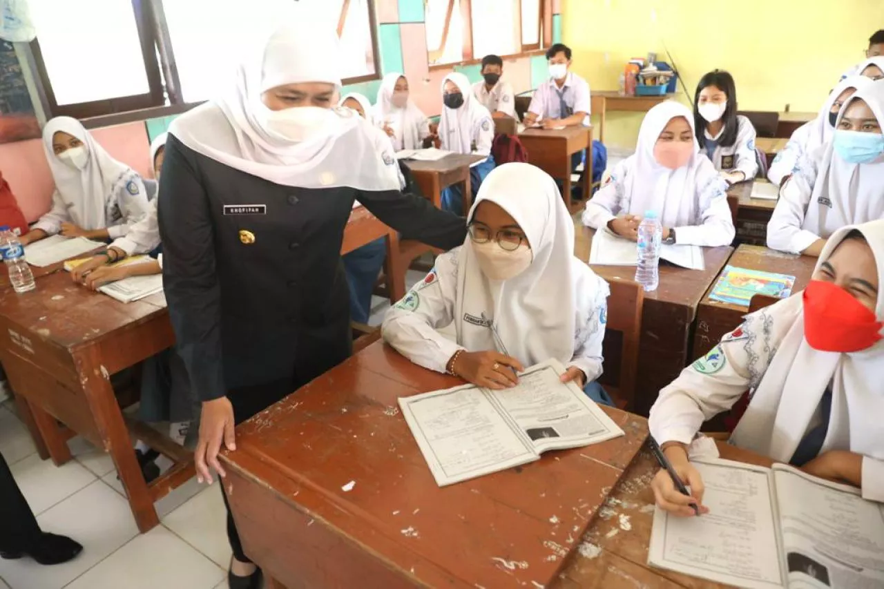 Pantau Kapasitas Siswa, Gubernur Khofifah Tinjau Sekolah Tatap Muka di Gresik