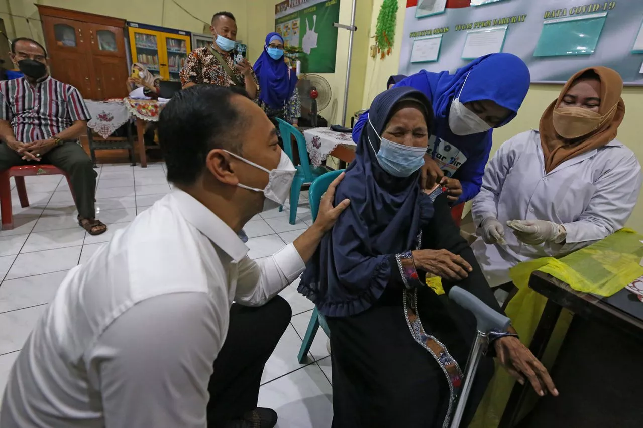 Vaksin Booster Hari ke-2 di Surabaya Lancar, Wali Kota Eri: Ayo Dipercepat