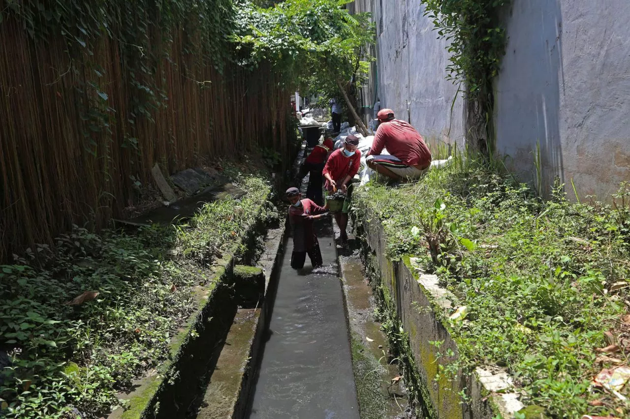 Mulai Berbenah, Pemkot Surabaya Keruk Sampah & Lumpur di Saluran Air Tengah Kota