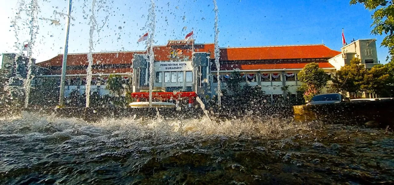 Genangan Air di Surabaya Berujung Kenangan