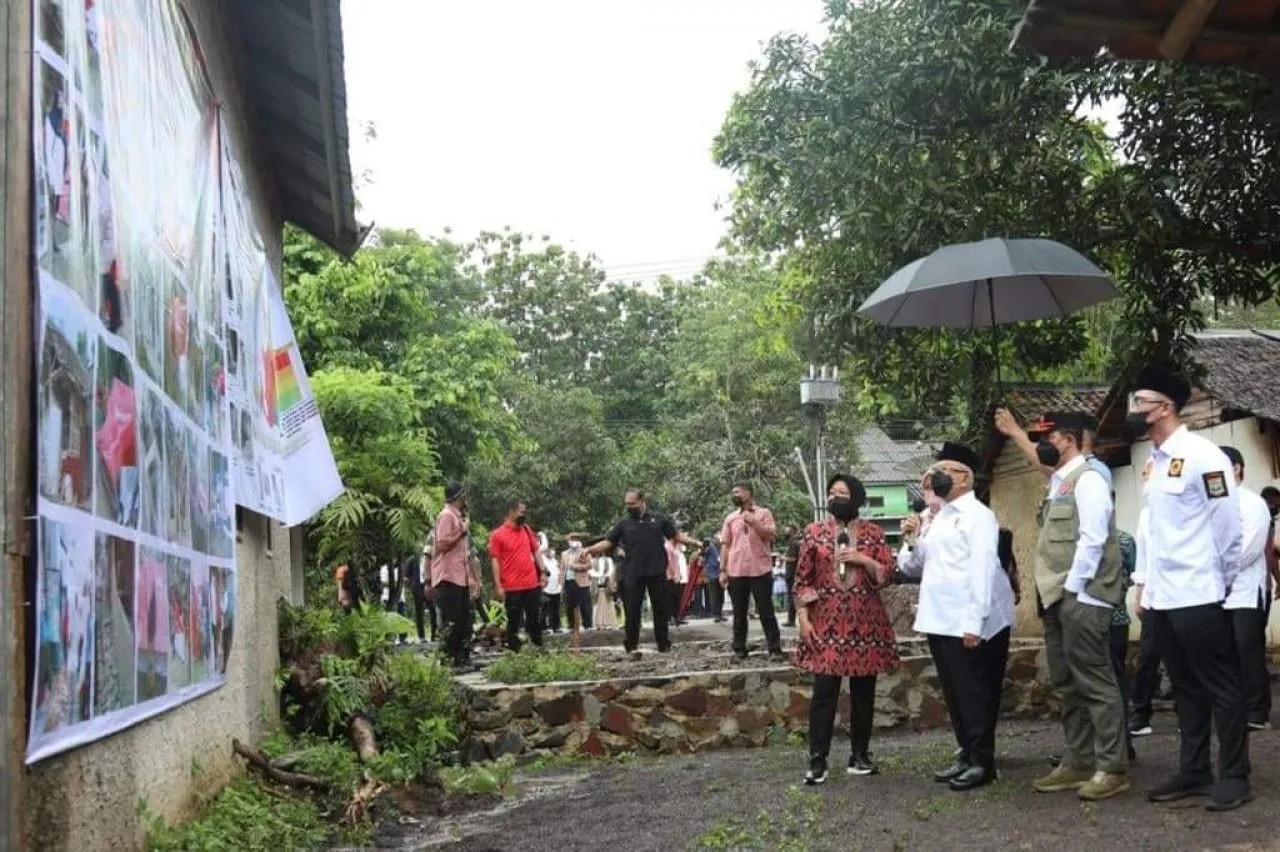Wapres Ma'ruf Amin dan Mensos Risma Kunjungi Korban Gempa di Banten