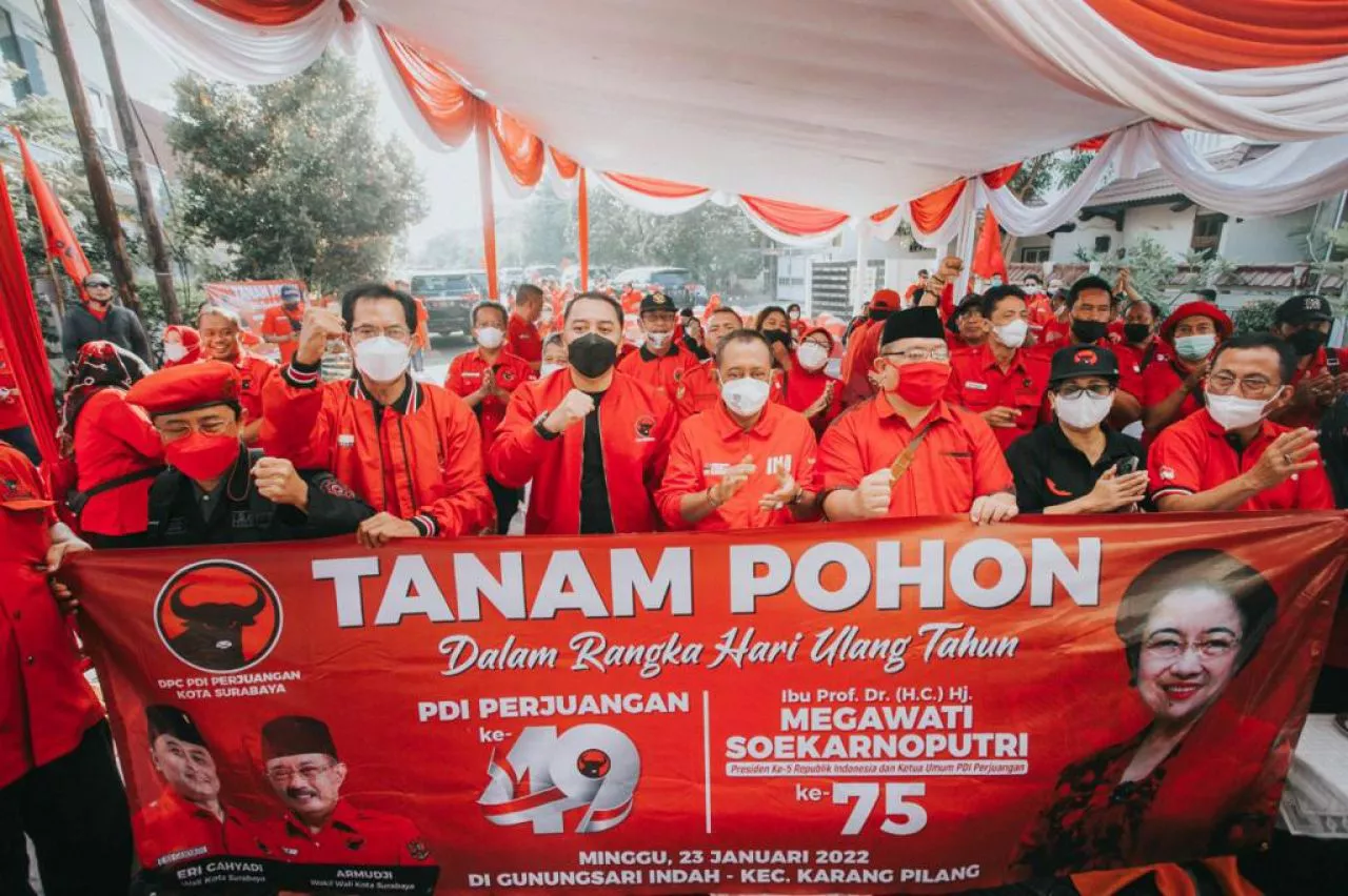 Bareng Eri-Armuji, PDIP Surabaya Tanam Pohon di Hari Ulang Tahun Megawati