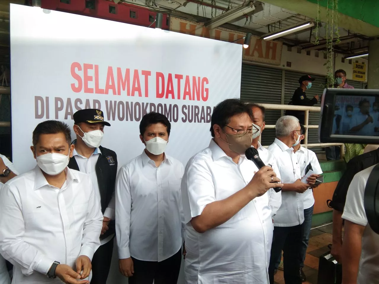 Menko Airlangga Tinjau Harga Minyak Goreng di Pasar Wonokromo Surabaya