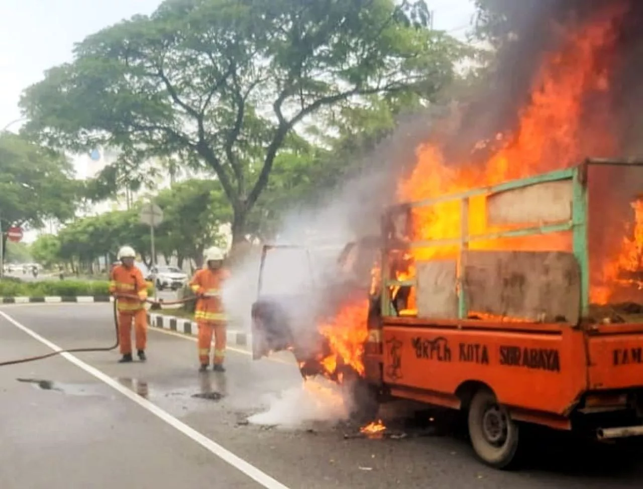 Mobil Milik Pemkot Surabaya Terbakar di Jalan Ir Soekarno MERR