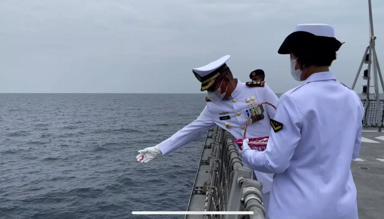 Mengenang KRI Nanggala, Prajurit TNI AL Gelar Upacara Tabur Bunga di Laut Bali