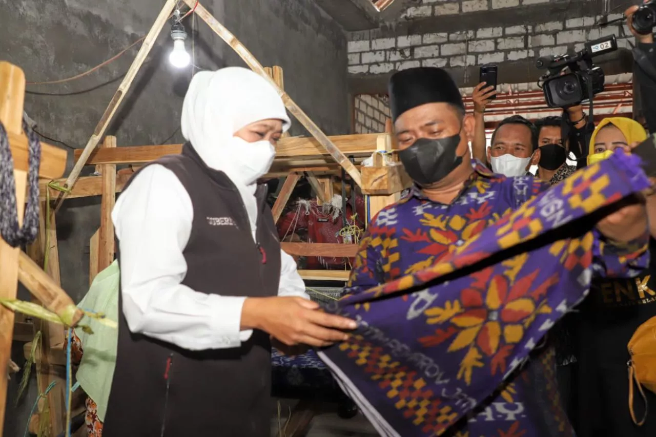 Gubernur Khofifah Puji Communal Branding Desa Penghasil Kain Tenun di Gresik