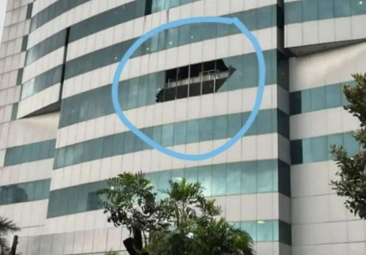 Beredar Foto Kaca Gedung Graha Pangeran Pecah, Akibat hujan Es?