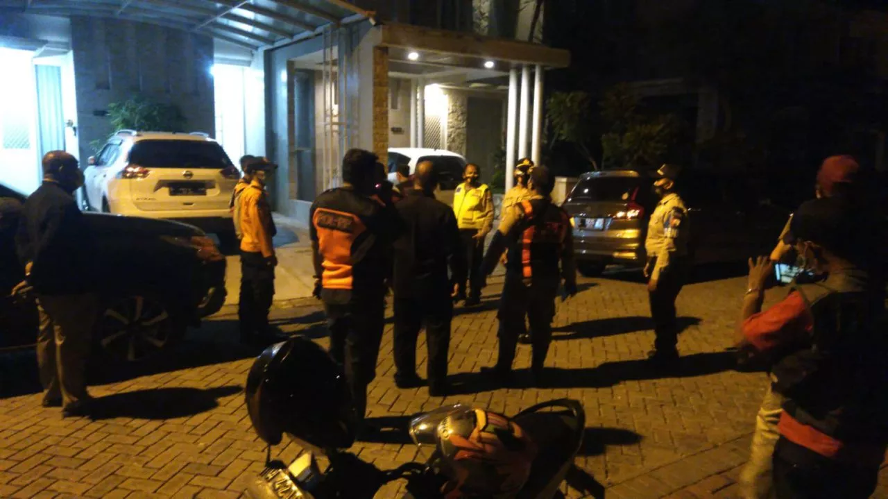 Diduga Depresi, Pria di Surabaya Lukai Istri dan Anak hingga Gorok Leher Sendiri