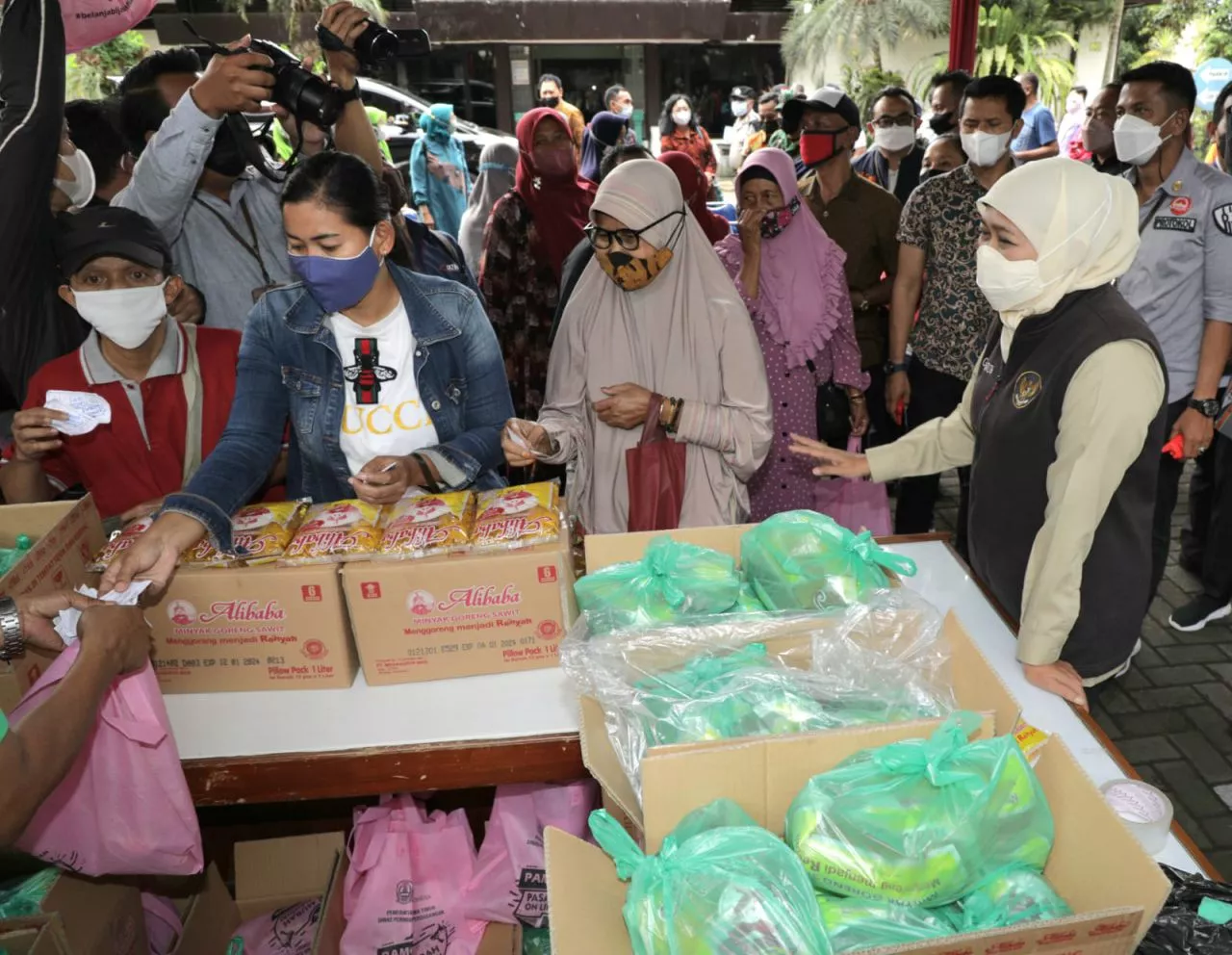 Tinjau Operasi Pasar di Malang, Gubernur Khofifah: Stok Minyak Goreng Jatim Aman