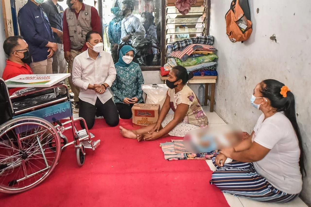 Pemkot Surabaya Bagikan 100 Kursi Roda untuk MBR Penyangdang Disabilitas