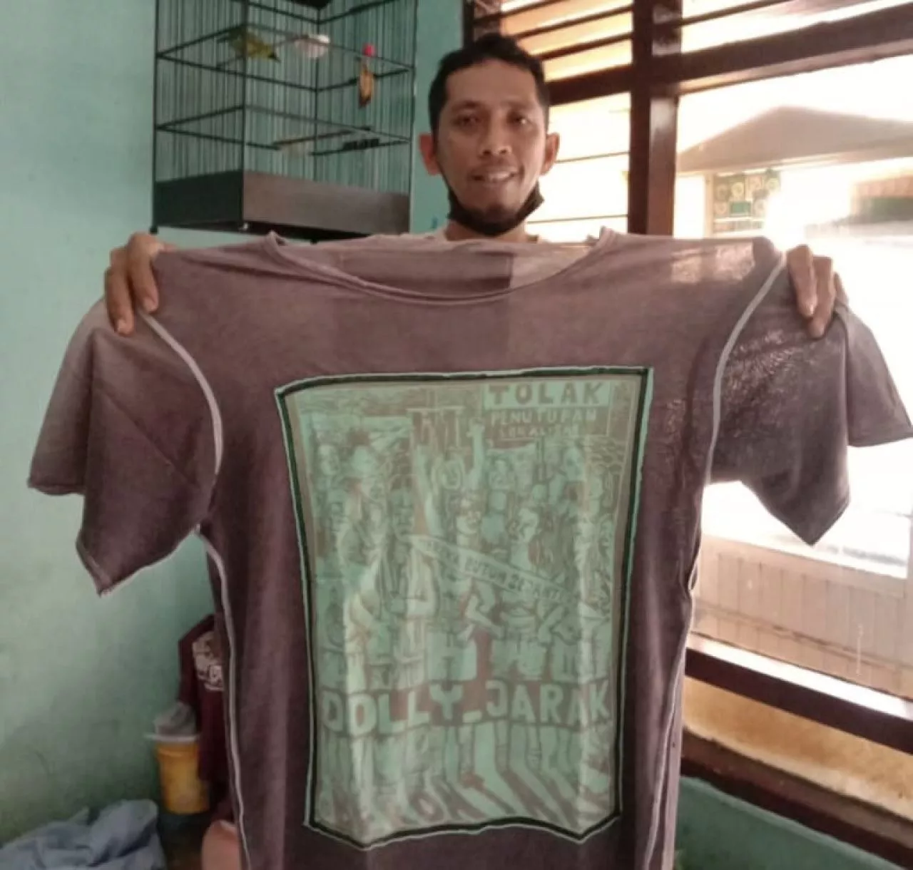 Pengusaha Tempe Bang Jarwo Lelang Kaos Bersejarah Penutupan Lokalisasi Dolly