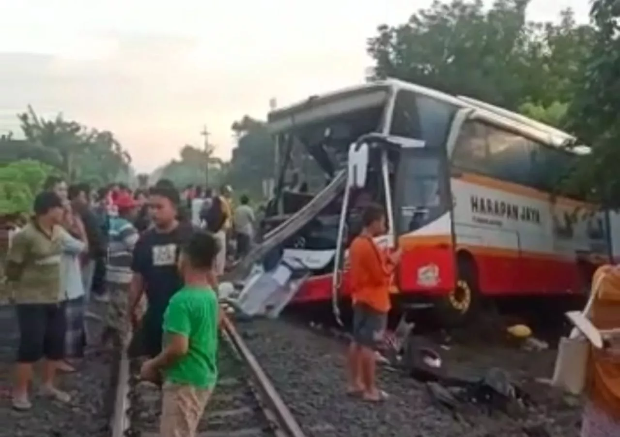 Kecelakaan Kereta Api di Tulungagung, Bus Pariwisata Tertabrak Tewaskan 4 Orang