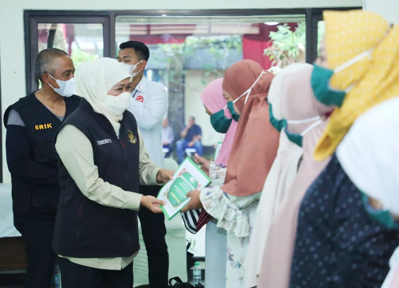 Gubernur Khofifah Salurkan Zakat Produktif di Malang, Warga Sumringah