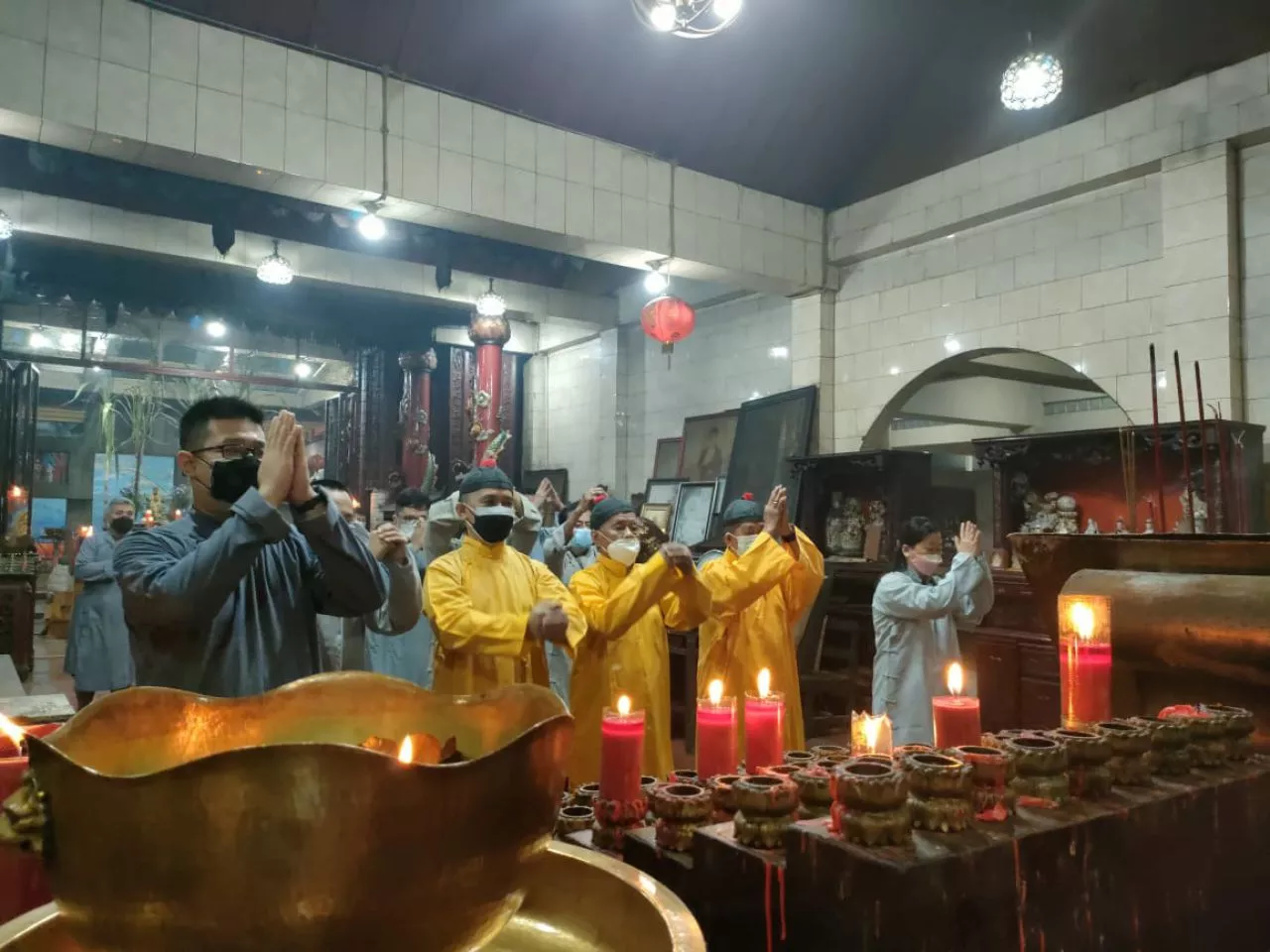 Merasakan Khusyuk Sembahyang Sambut Imlek di Klenteng Berusia Satu Abad Lebih