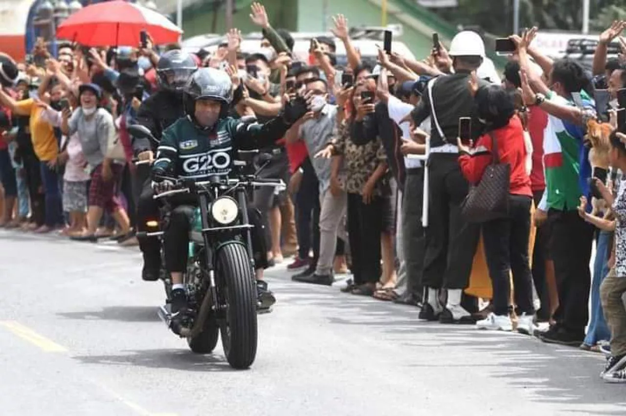 Nikmati Udara Danau Toba, Presiden Jokowi Kunker Naik Motor