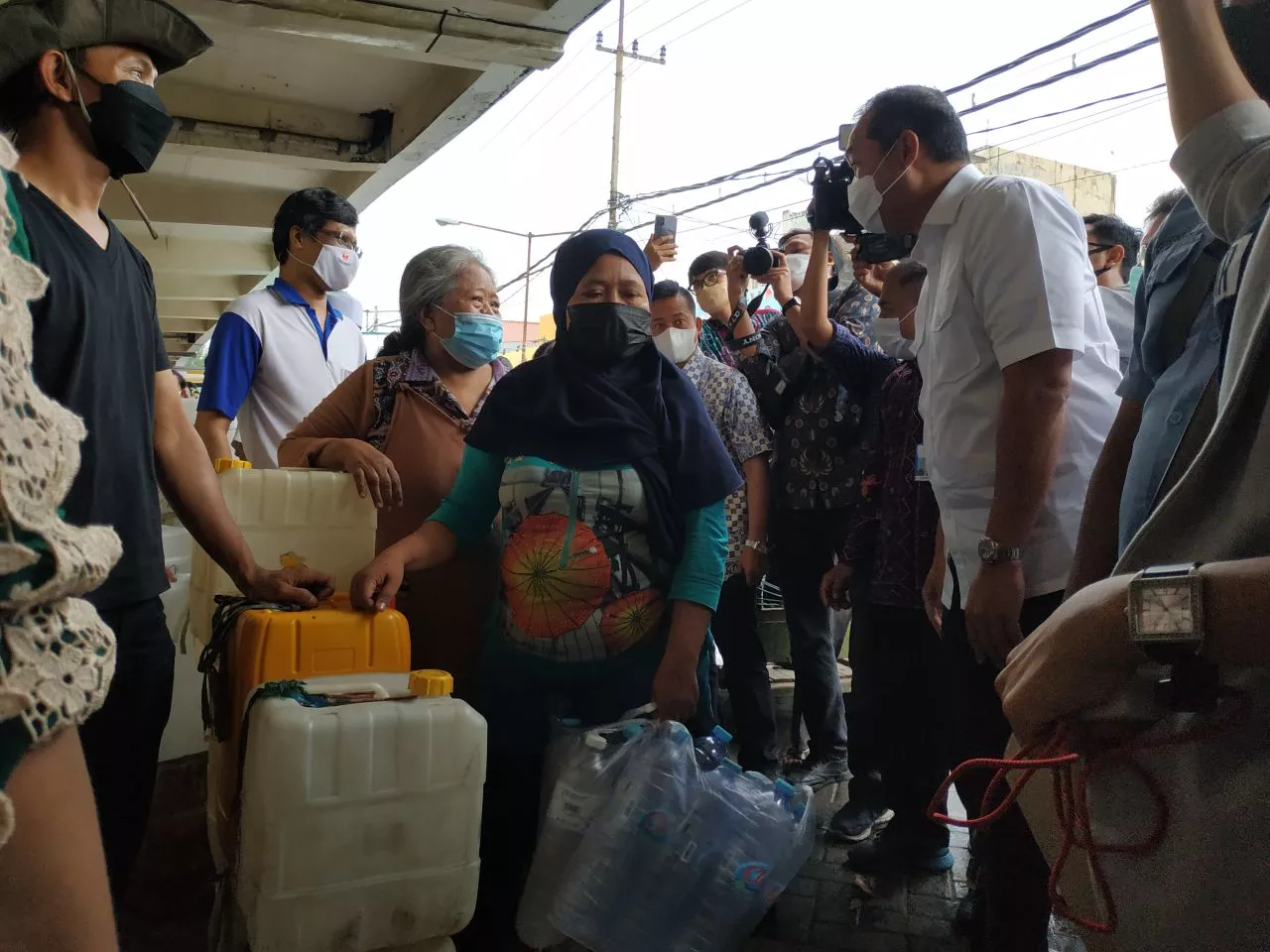 Mendag Sidak Operasi Pasar di Surabaya, Ratusan Warga Antri Minyak Goreng Murah