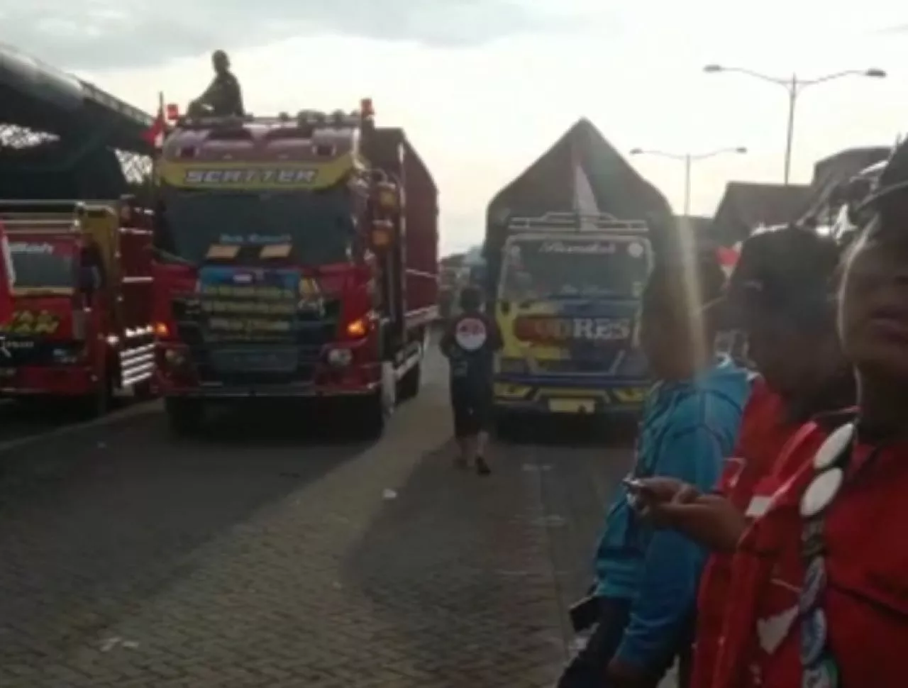 Demo Supir Truk Masih Berlangsung, Sampai Petang ini Jalan A Yani Tutup Total