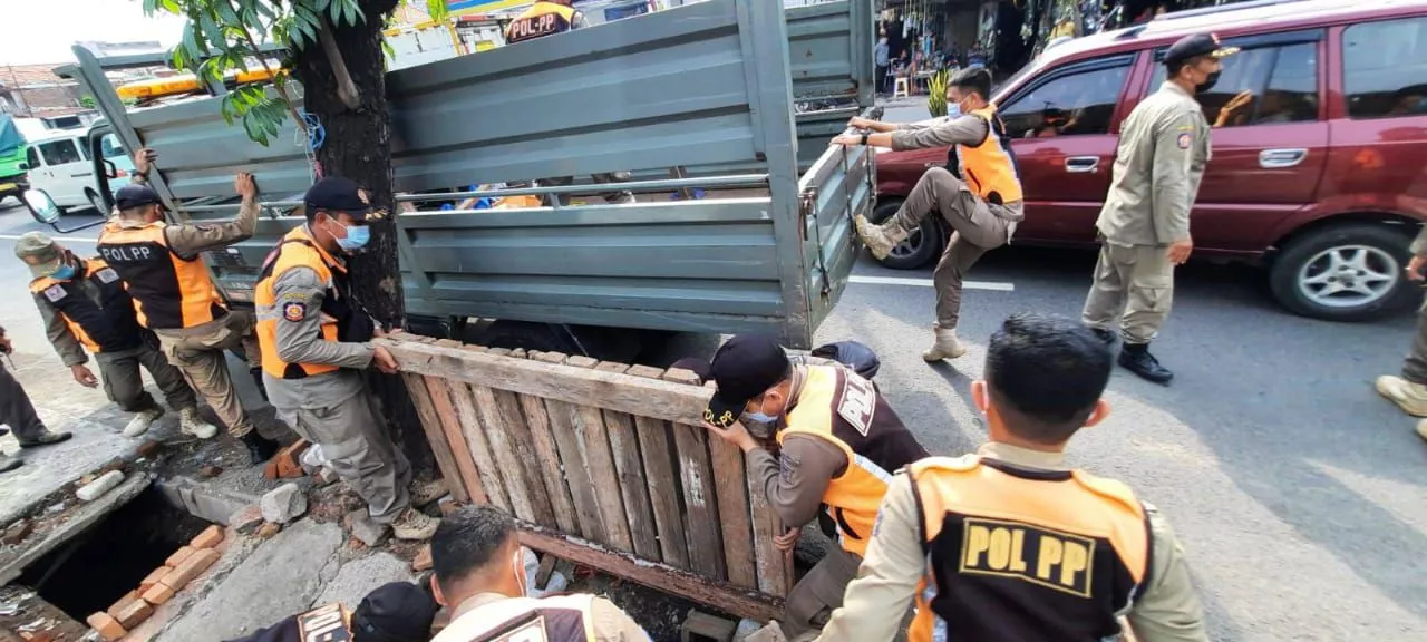 Tertibkan PKL, Pemkot Surabaya Fungsikan Pedestrian di Kawasan Gembong