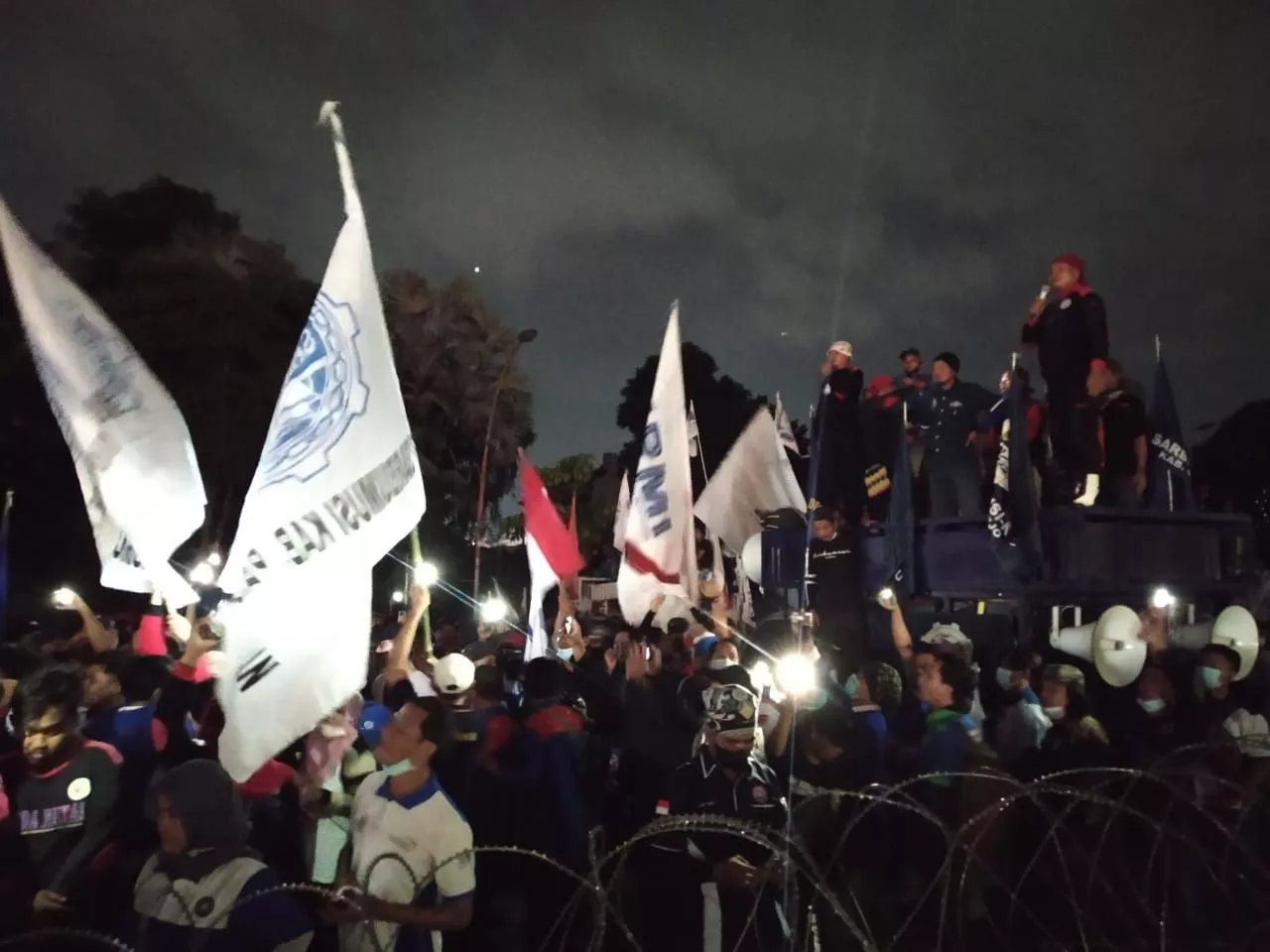 Lampu PJU di Grahadi Padam di Tengah Aksi Demo Buruh, Ada Apa?