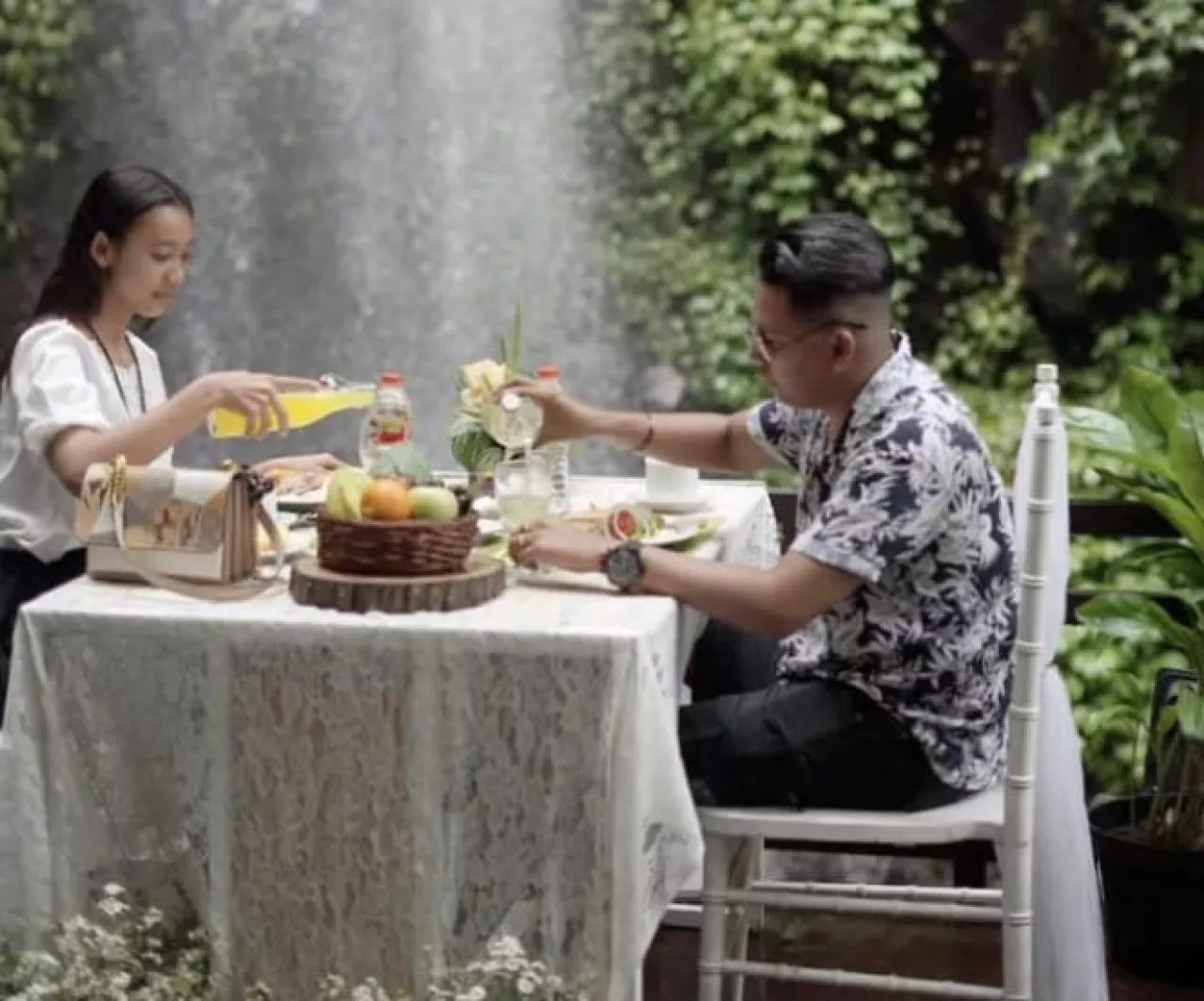 Sensasi Sarapan Romantis di Depan Air Terjun Dlundung Mojokerto, Mau?