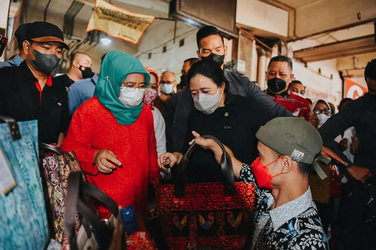 Penyandang Disabilitas di Surabaya Hadiahi Puan Maharani Tas Hasil Karyanya