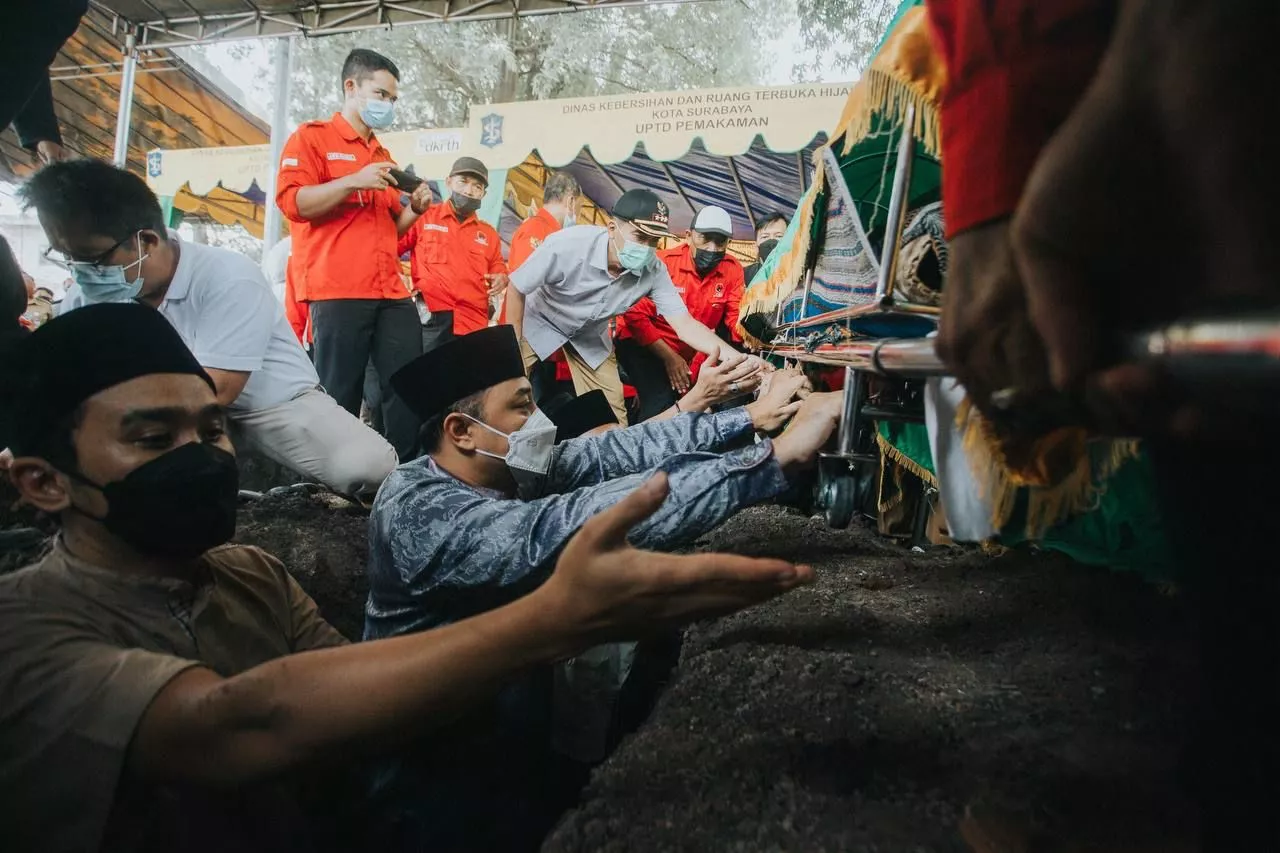 Mertua Wali Kota Surabaya Wafat, Kader PDIP Hantar ke Peristirahatan Terakhir