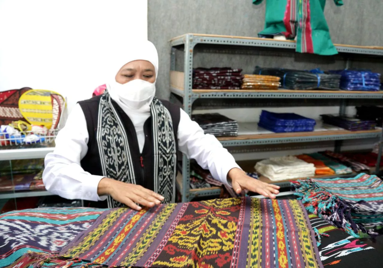 Gubernur Khofifah Terpukau dengan Kain Tenun Desa Parengan Lamongan