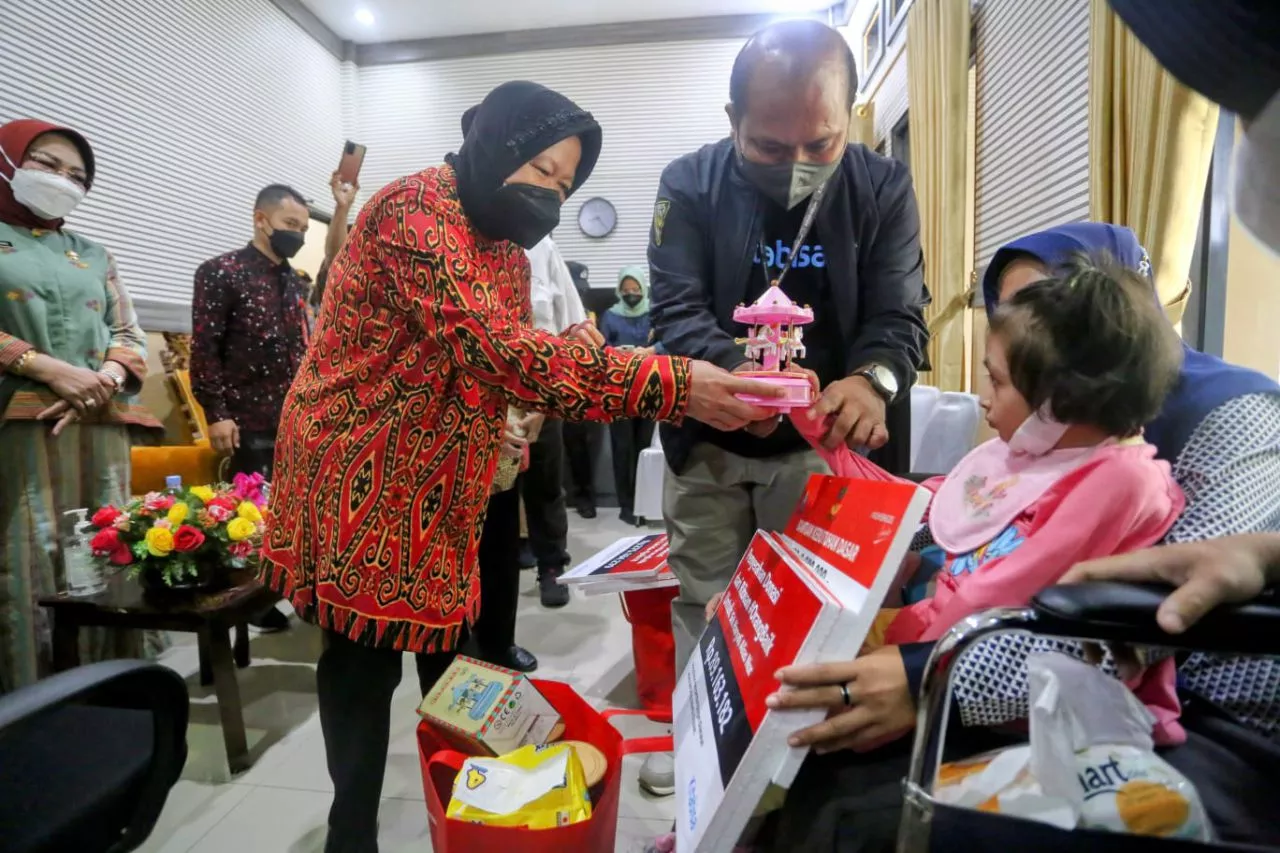 Mensos Risma Bantu Anak Penjual Korek Api Transplantasi Kornea Mata