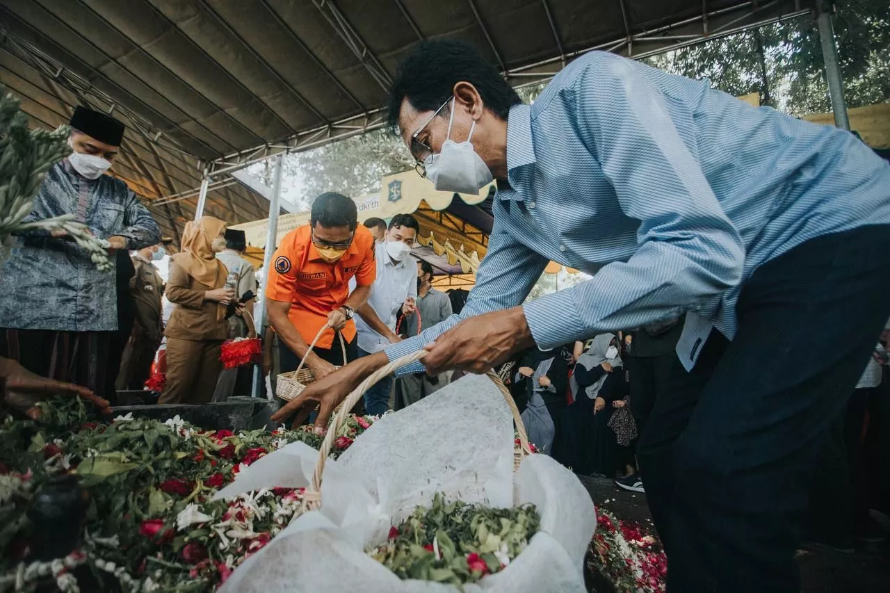 Sampaikan Duka, Ketua DPRD Tabur Bunga di Makam Mertua Wali Kota Eri Cahyadi