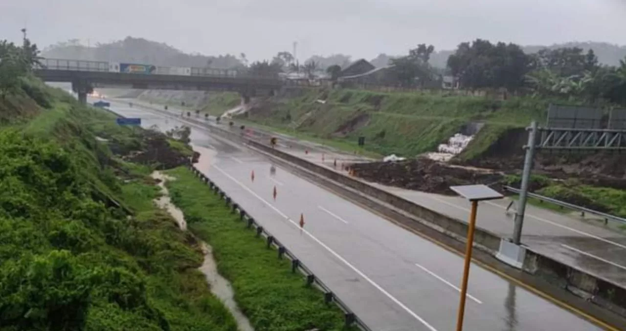 Tebing di Tol Pandaan Longsor, Arus Lalu Lintas Ditutup Dua Arah