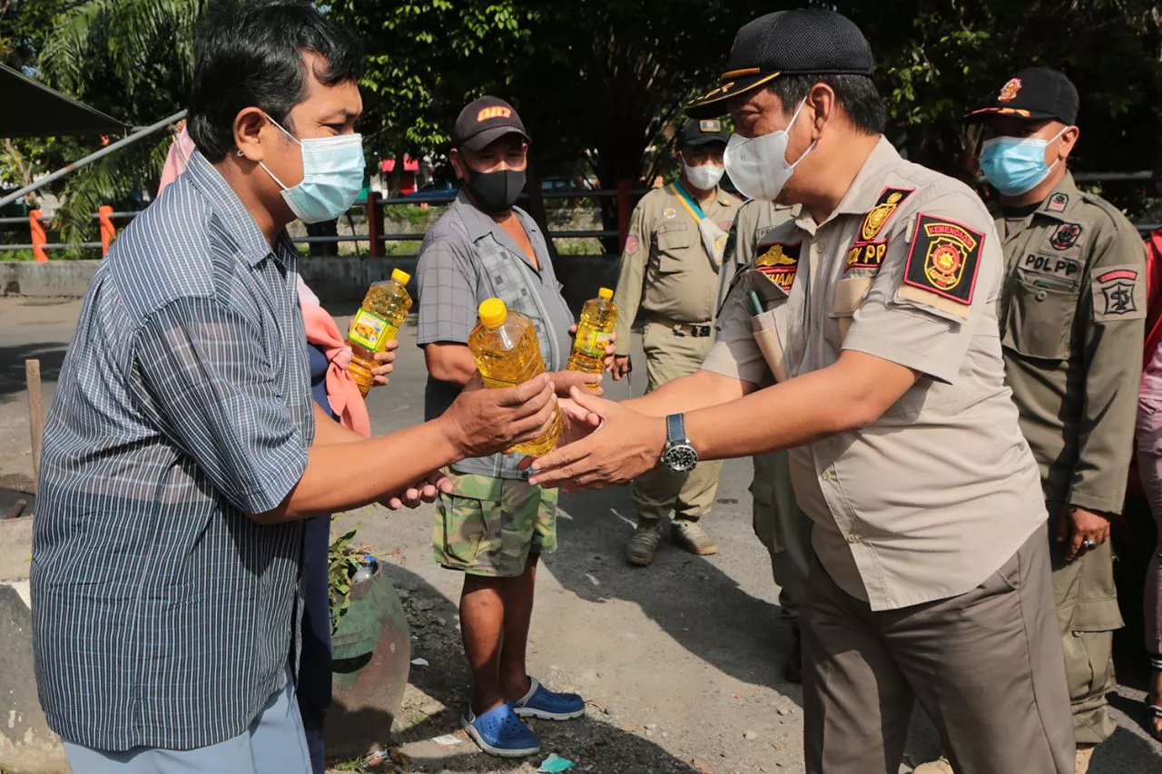 Peringati HUT, Satpol PP Surabaya Bagi-bagi Minyak Goreng Gratis