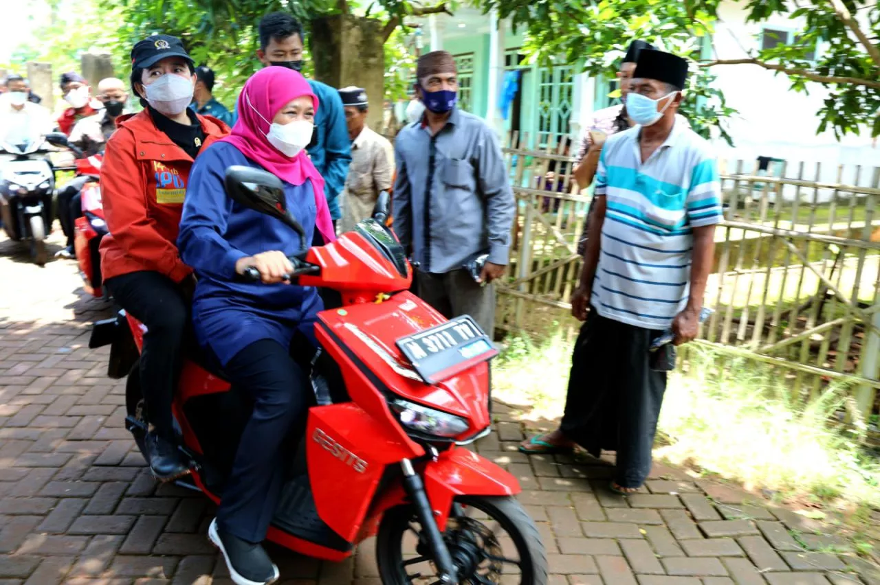 Gubernur Khofifah Bonceng Puan Maharani Naik Motor Keliling Gili Iyang Madura