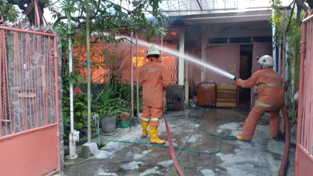 Diduga Kebocoran Gas, Rumah di Ngagel Surabaya Terbakar