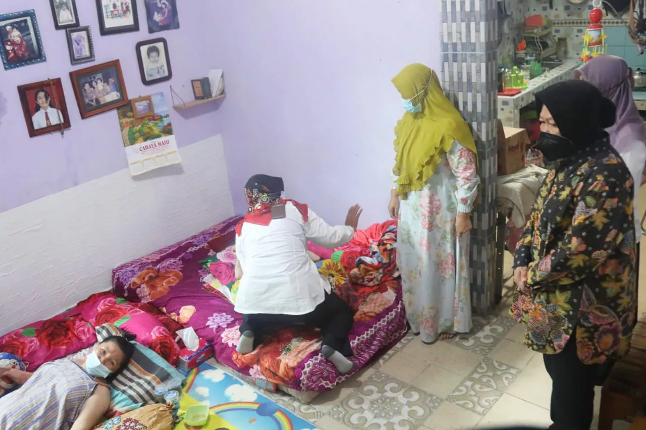Dari Jambi, Mensos Risma Sempatkan Kunjungi Gadis Lumpuh Layu Sebelum Ke Jakarta