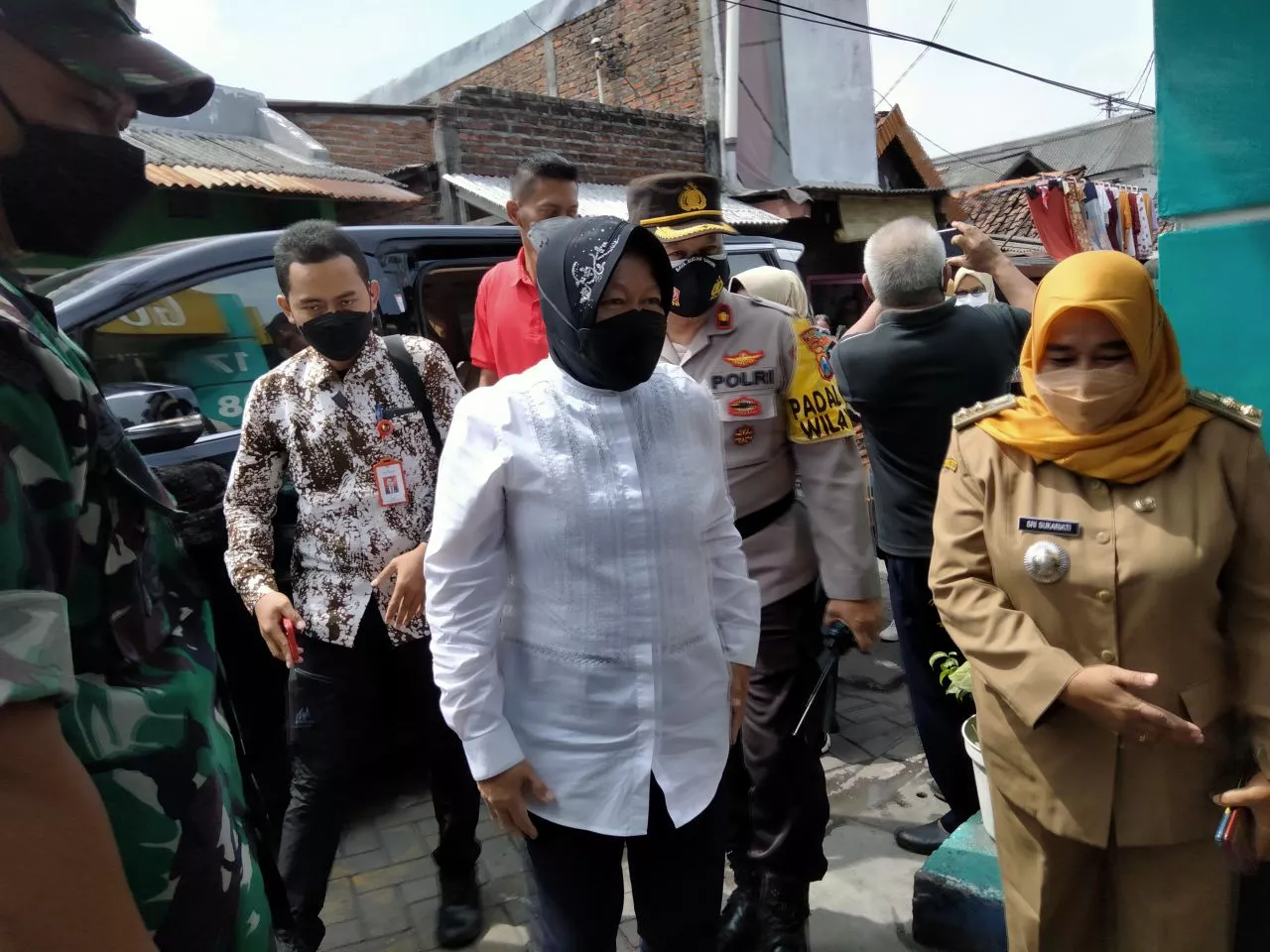 Mensos Risma Kunjungi Keluarga Korban Kerusuhan Papua di Surabaya