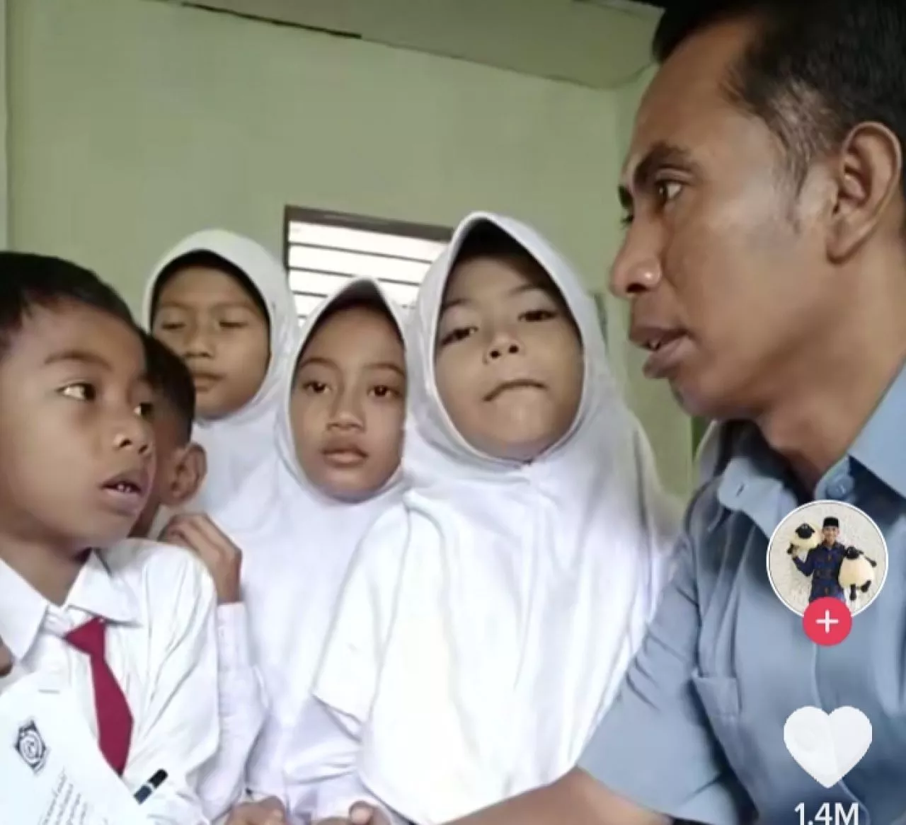 Viral Guru SD di Lumajang Ajari Siswanya Soal Pasangan Sejenis Disorot Warganet