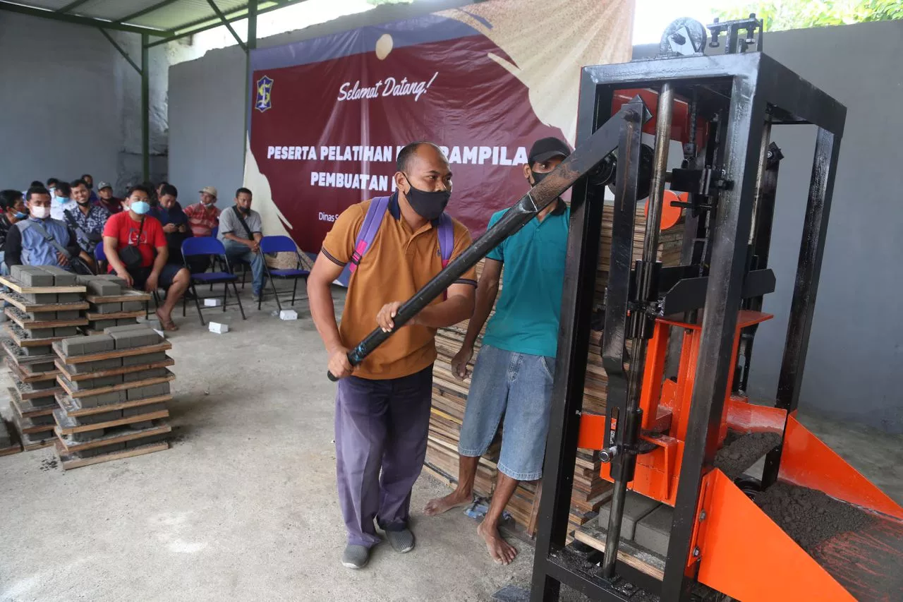 Bulan Padat Karya, Warga di Surabaya Dapat Pelatihan Bikin Paving