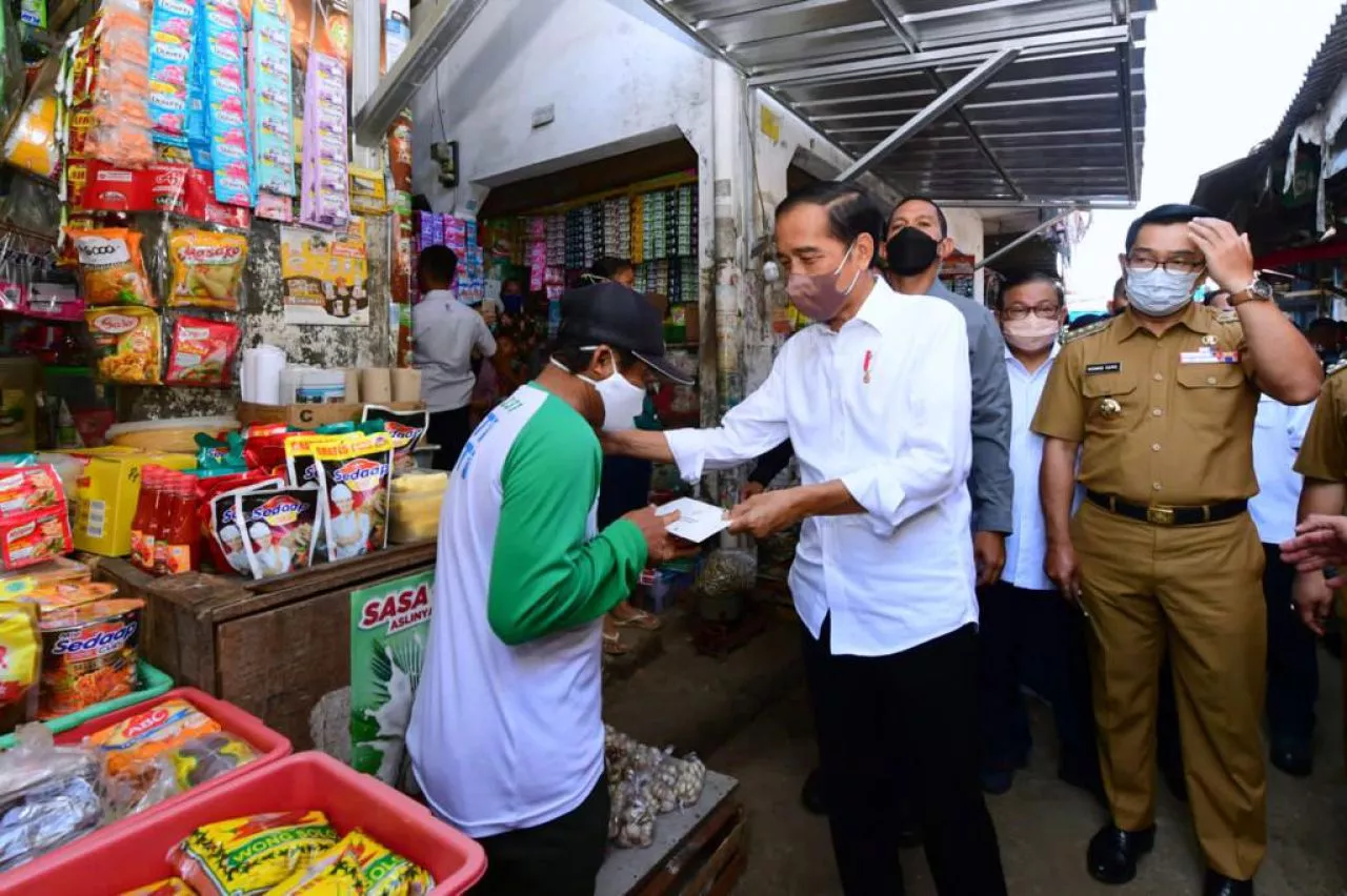 Presiden Jokowi Serahkan Langsung Bantuan Kepada Masyarakat di Jabar dan Jateng