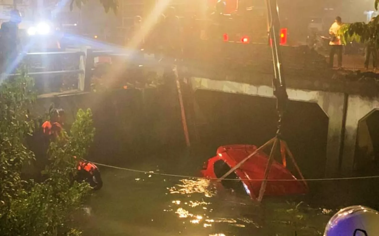 Begini Kronologi Mobil Tercebur di Sungai Jalan Prapen Surabaya