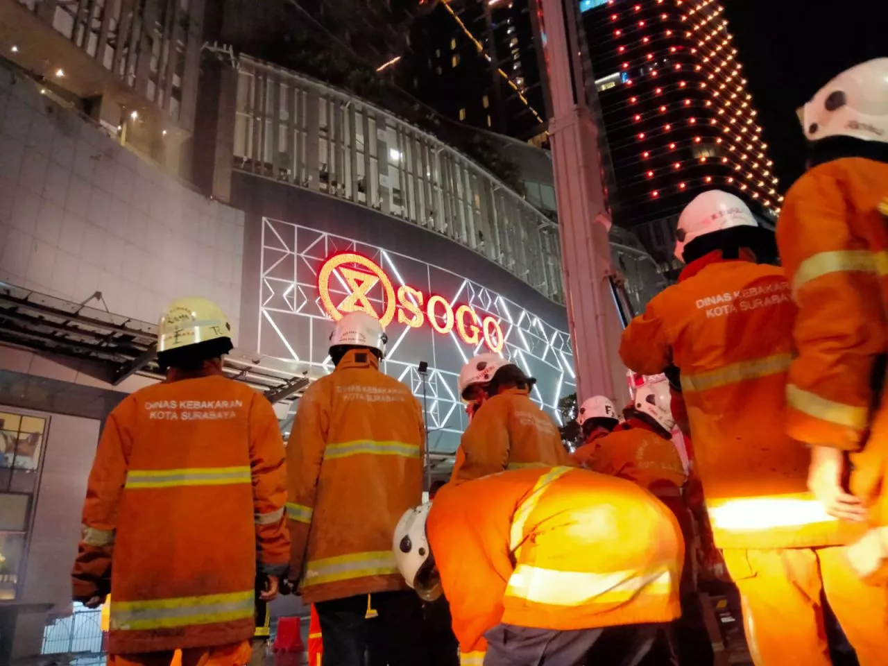 50 Unit PMK Dikerahkan untuk Memadamkan Api di Tunjungan Plaza Surabaya