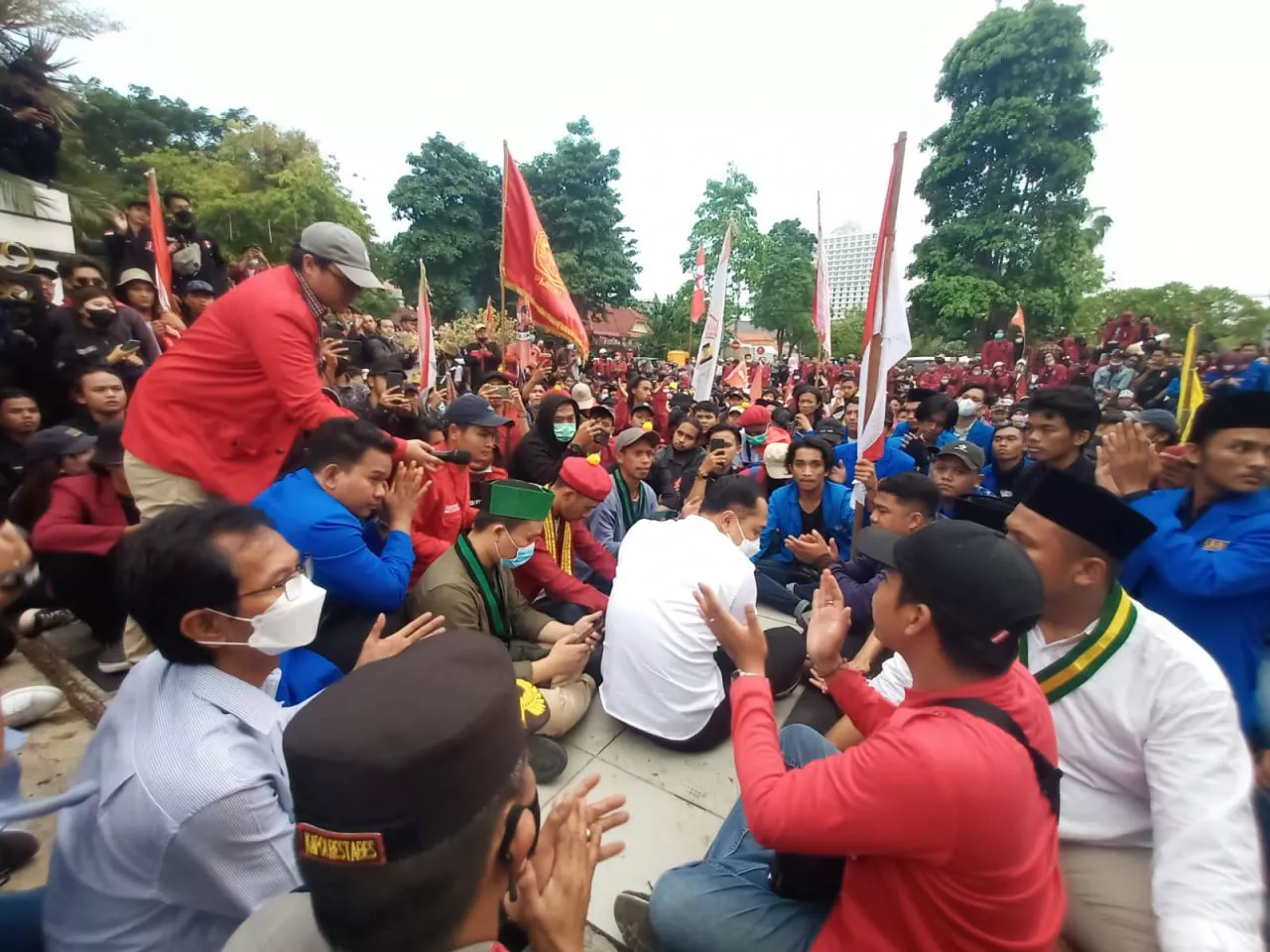 Ratusan Mahasiswa Geruduk Balai Kota Surabaya, Wali Kota Eri Ajak Duduk Bersama