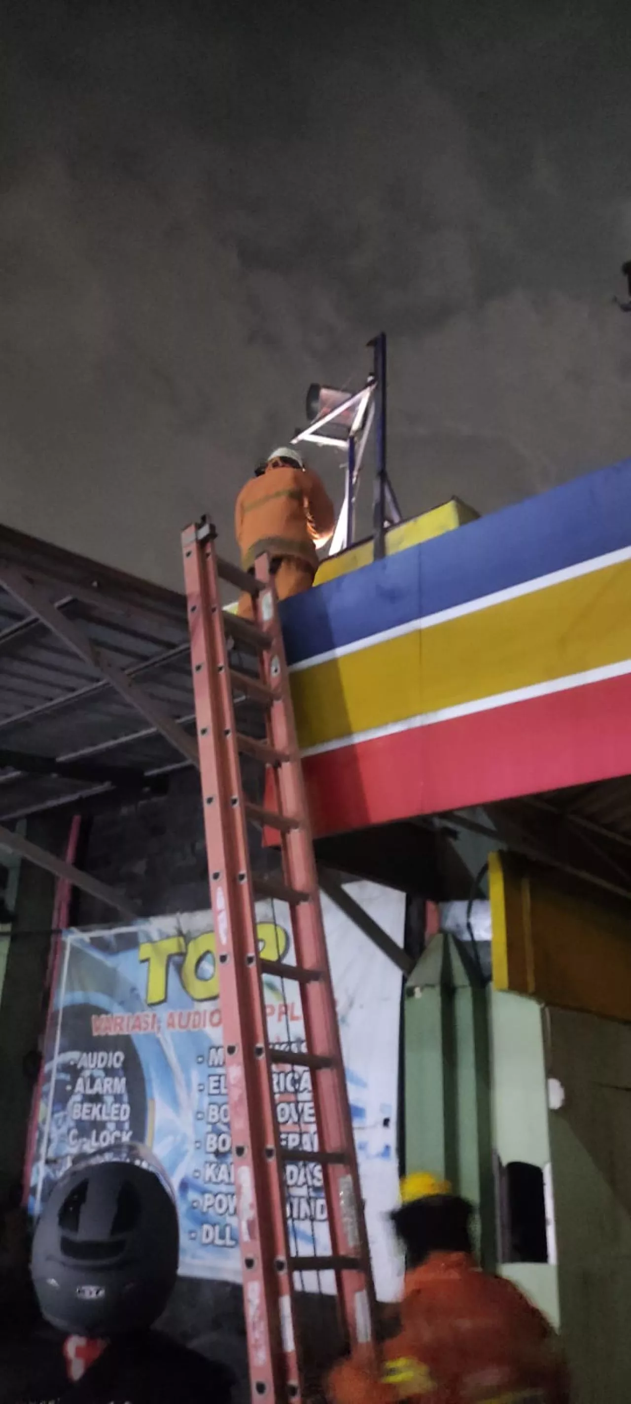 Gara-gara Lampu Sorot, Toserba di Surabaya Terbakar