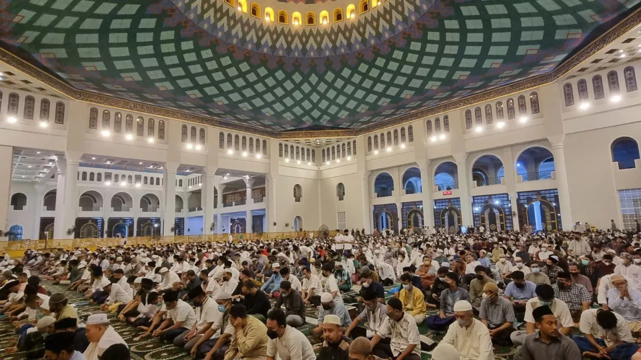 Mantab! Masjid Al Akbar Dipenuhi Anak-anak Muda saat Salat Qiyamul Lail
