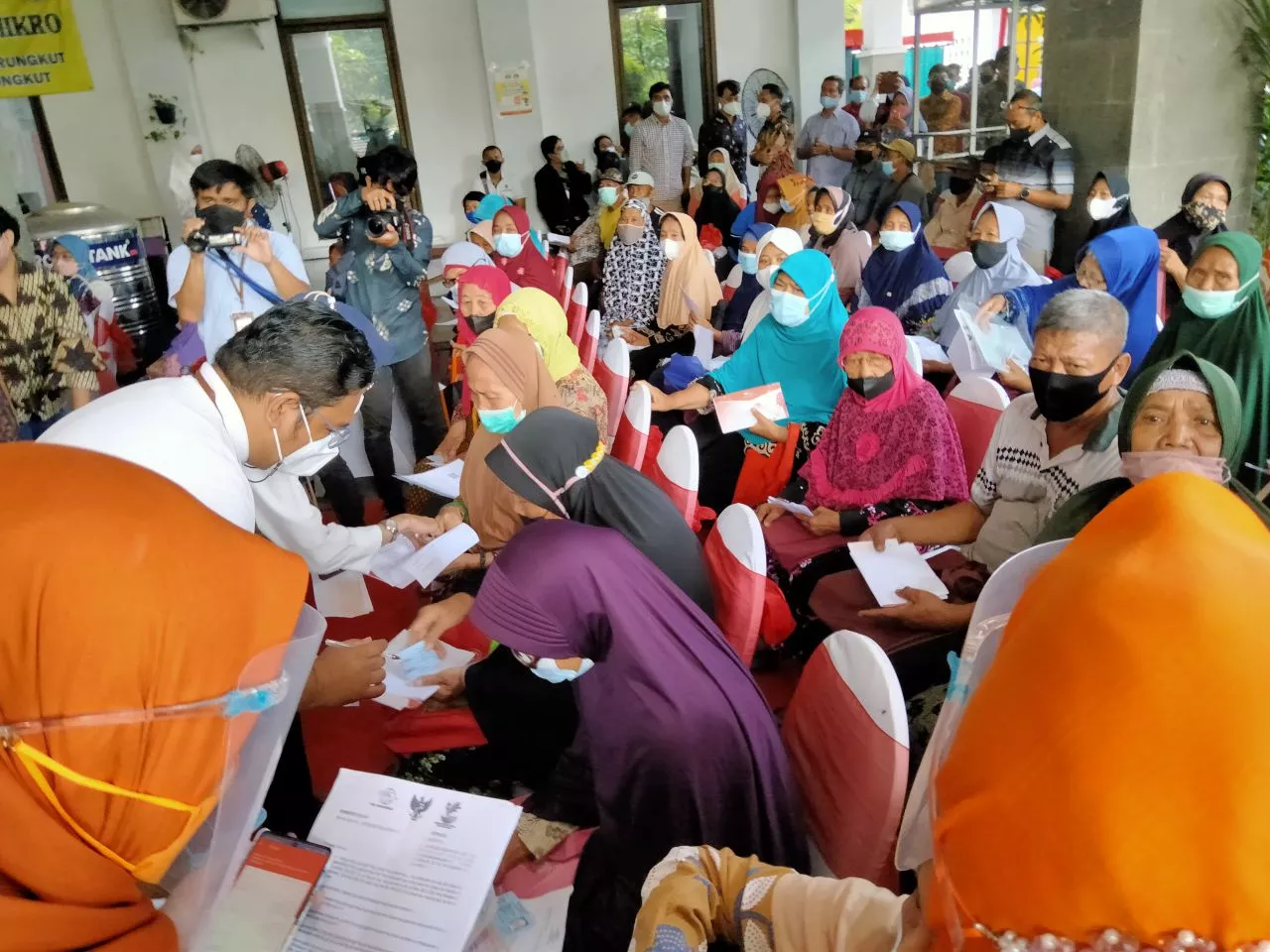 Kemensos Salurkan Bansos PKH dan Minyak Goreng untuk 3 Juta Penerima di Jatim