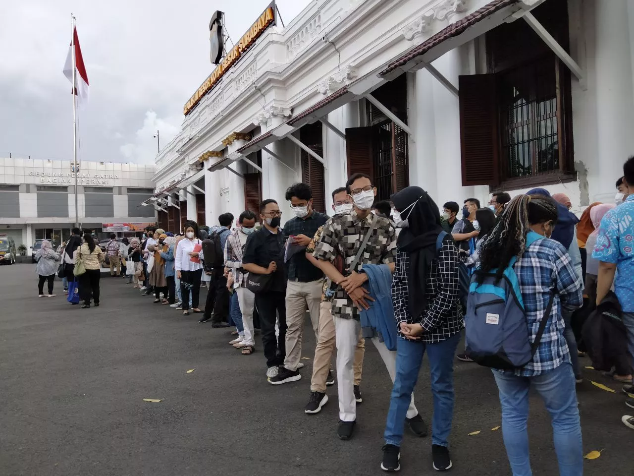 Lowongan Kerja BUMN Dibuka, Ratusan Orang Antre Mengurus SKCK di Surabaya