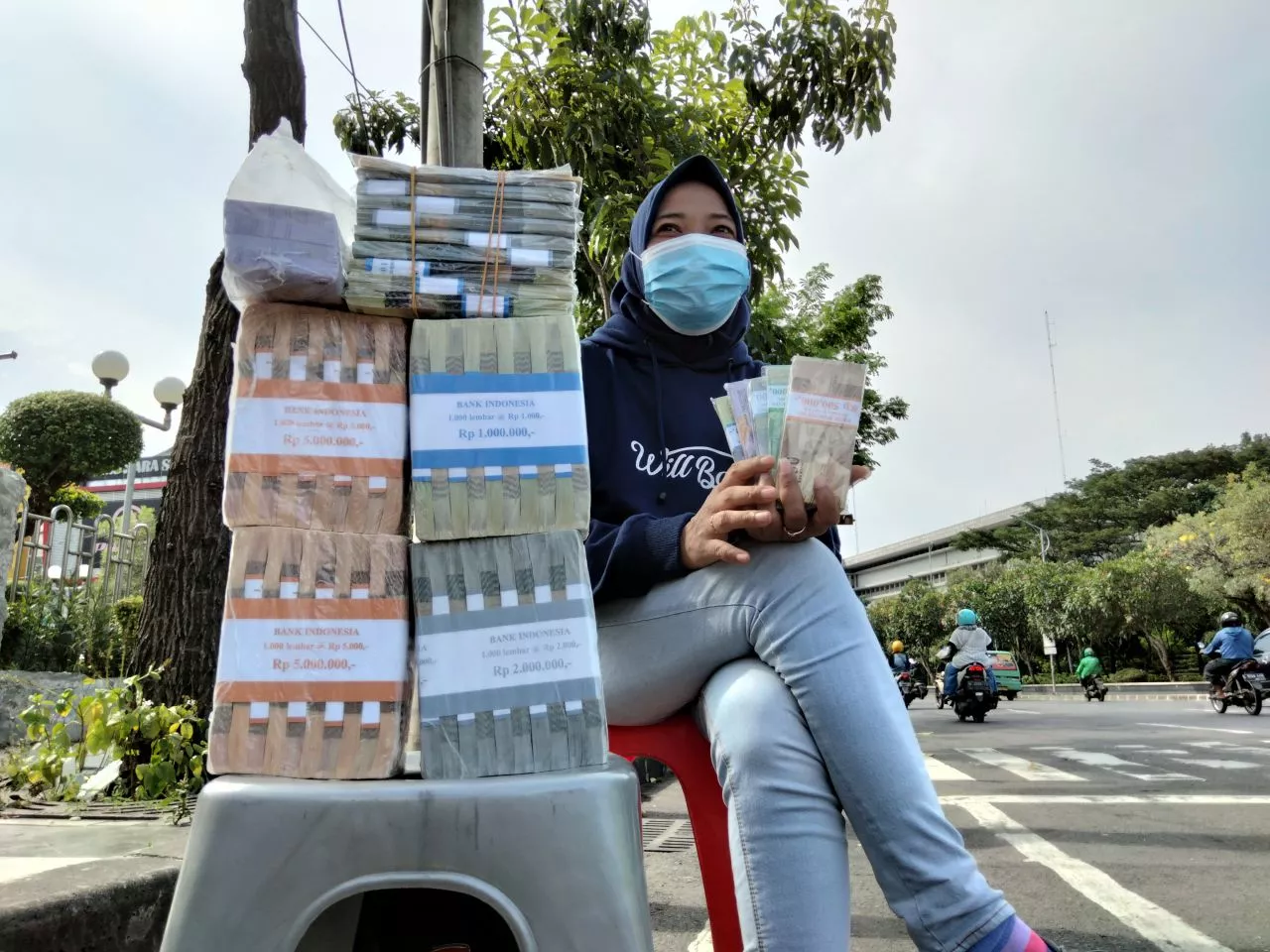 Segini Keuntungan Jasa Penukaran Uang Pinggir Jalan di Surabaya